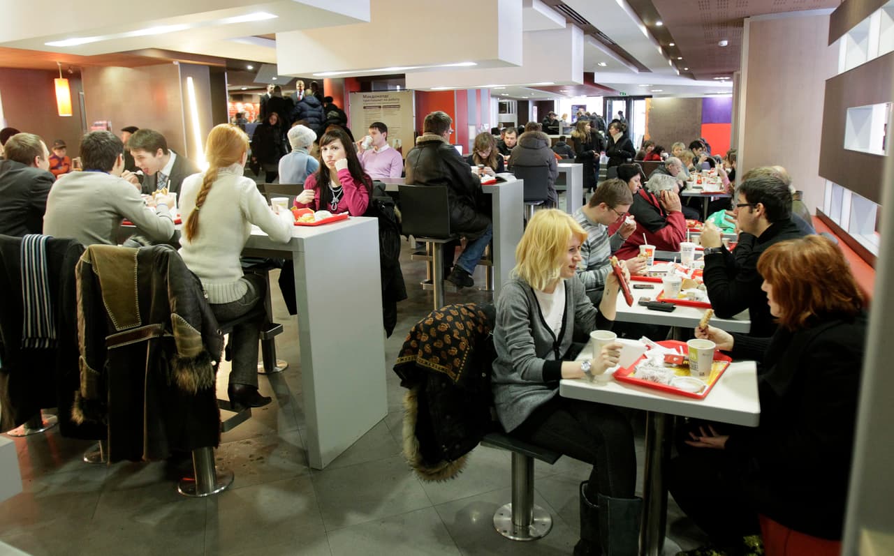 Un restaurante McDonald's en la Plaza Pushkin de Moscú. 
<b>McDonald's se convirtió en el símbolo de la apertura de la Unión Soviética hace más de 30 años</b> cuando abrió su primer restaurante. 
<br>
<br>Al inicio de la guerra en Ucrania, 
<a href="https://www.univision.com/noticias/mundo/apple-disney-y-ford-companias-que-han-puesto-sanciones-a-rusia-tras-su-invasion-a-ucrania-fotos">McDonald's, junto con otras empresas de cadenas occidentales</a>, había cerrado temporalmente sus restaurantes en Rusia.
<br>
<br>