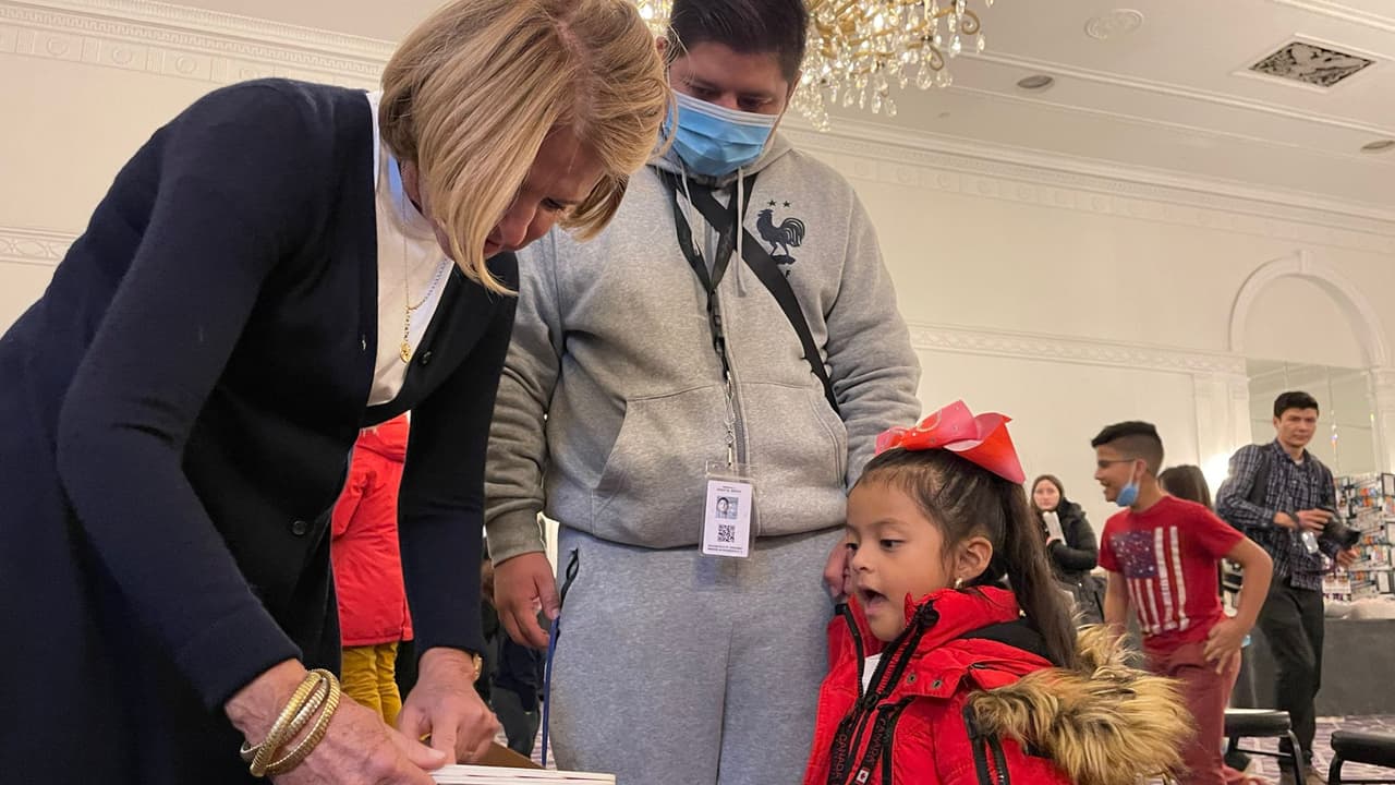 Alcalde Eric Adams dona libros bilingües a niños migrantes