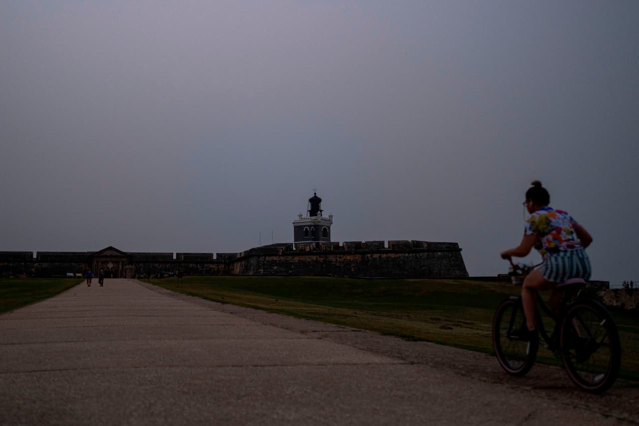 Según la NASA, este polvo es a menudo visible desde el espacio durante la primavera, el verano y principios del otoño en el hemisferio norte. En la fotografía el polvo sobre la capital de Puerto Rico, donde las autoridades recomendaron a los ciudadanos evitar las actividades al aire libre.