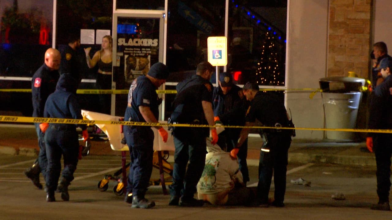 Los hechos ocurrieron alrededor de las 2:01 de la mañana en el estacionamiento del bar Slackers, en el 126 de la calle West Rector.
