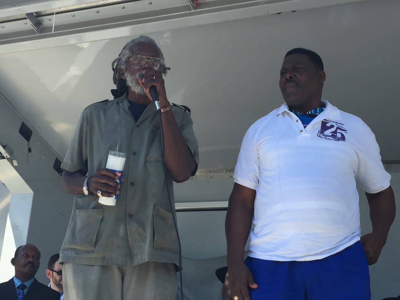 Richard Green y Carmel Cato antes durante una oración de paz