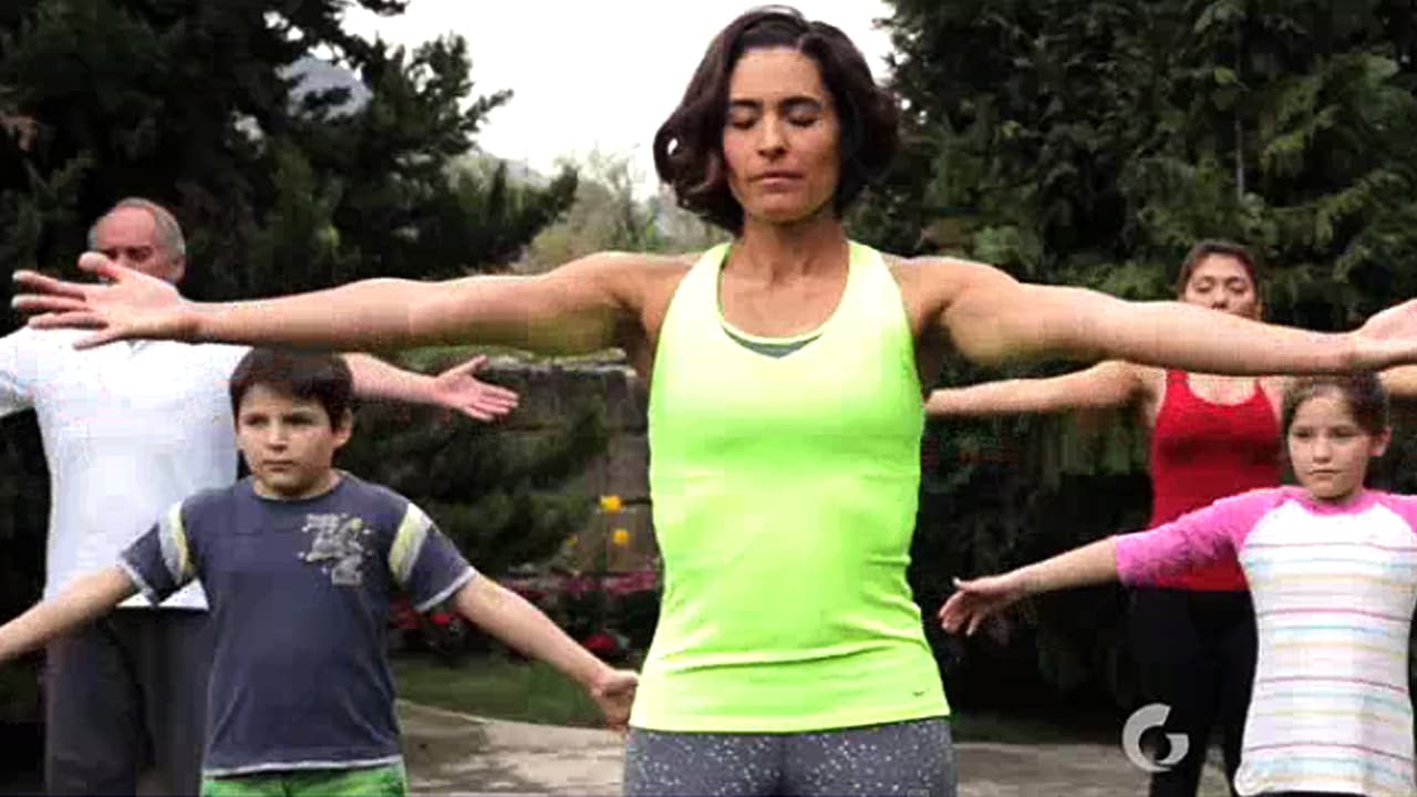 Inhala y lleva los brazos hacia arriba hasta juntar las palmas de tus manos.