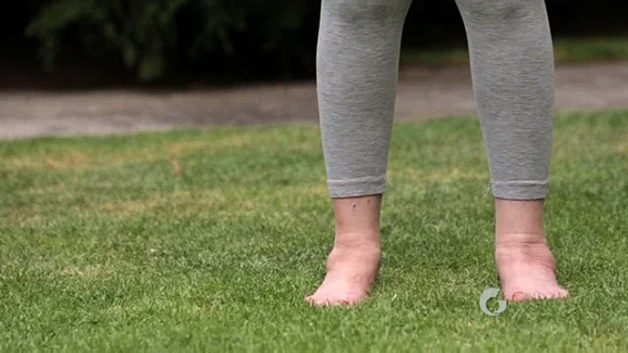 Voltea hacia tus pies y fíjate que estén derechos, tus talones deben estar ligeramente separados. Mantén una postura correcta.