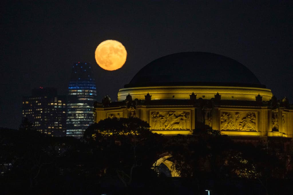 La última súper luna azul fue vista en San Francisco el 30 de agosto de 2023, y la próxima no aparecerá hasta el año 2037.