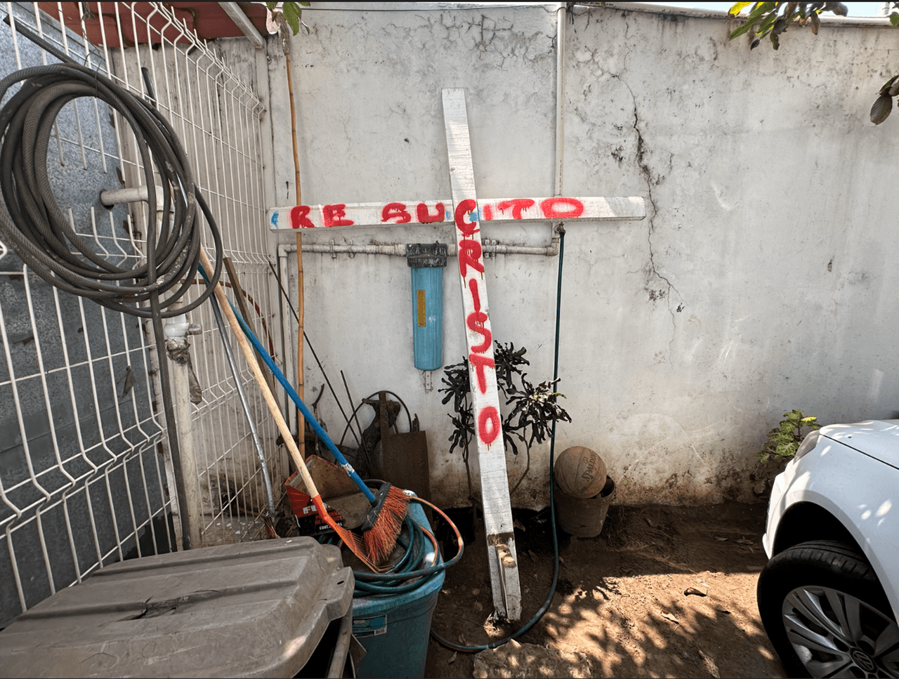 Esta es la cruz que encabeza las caravanas de Luis García Villagrán.