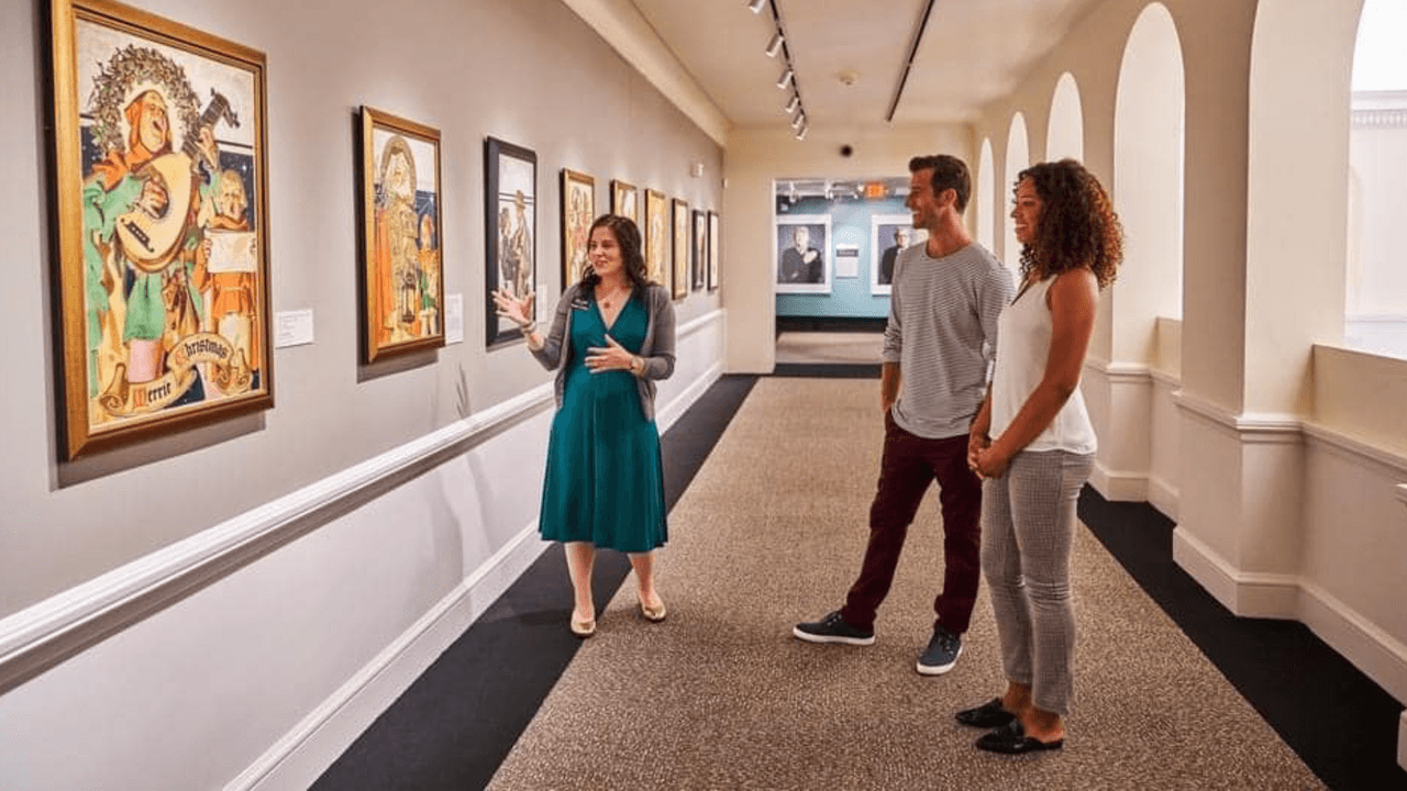 Las galerías de historia del 
<b>Museo Haggin </b>ofrecen a las familias la oportunidad de viajar en el tiempo para aprender más sobre la historia de 
<b>Stockton</b> y California. 
<br>
<br>Las exhibiciones se enfocan en los nativos del área, la fiebre del oro, la agricultura en el Valle de San Joaquín, el equipo histórico de extinción de incendios, así como la construcción naval y otras industrias de Stockton. 
<br>
<br>La entrada cuesta desde los $5 hasta los $8 dólares por persona, pero el primer sábado de cada mes la admisión es 
<b>gratis.</b>
<br>
<br>Abren sábados y domingos desde el mediodía hasta las 5 p.m. Los miércoles y viernes de 1:30 p.m. a 5 p.m. 
<br>Y el primer y tercer jueves de cada mes abren desde la 1:30 p.m. hasta las 9 p.m.
<br>
<br>
<b>Dirección:</b> 
<a href="https://www.google.com/maps/place/Haggin+Museum/@37.9605722,-121.3160496,17z/data=!4m14!1m8!3m7!1s0x80900d849e87fcf7:0xbe8d0ab490a080d1!2sHaggin+Museum!8m2!3d37.9605722!4d-121.3138609!14m1!1BCgIgARICEAE!3m4!1s0x80900d849e87fcf7:0xbe8d0ab490a080d1!8m2!3d37.9605722!4d-121.3138609" target="_blank">1201 N Pershing Ave, Stockton, CA 95203</a>