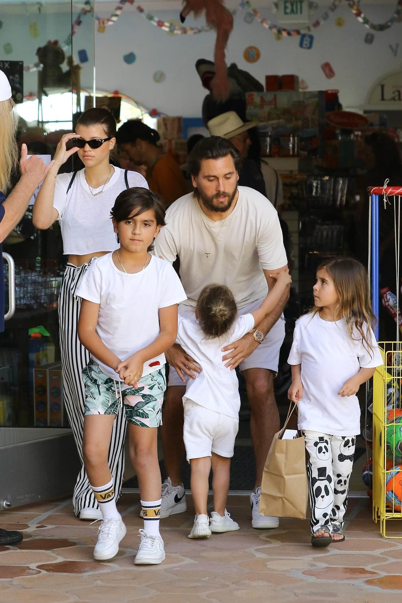 Y menos mal que contó con ayuda, porque la sonrisa estuvo ausente del rostro de vivaracho Scott Disick durante esta visita con sus hijos una tienda, en la cual compraron algunas cosas.