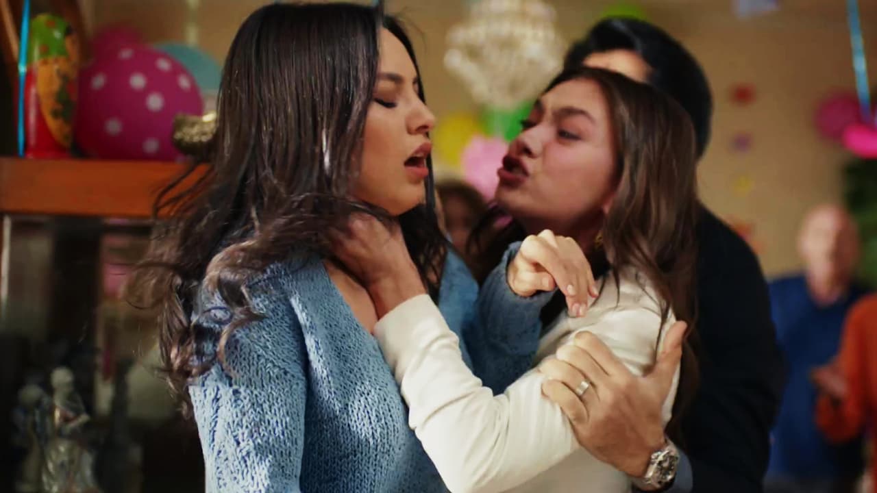 Pero esa felicidad se empañó cuando recibió un video donde Zeynep aparecía asesinando a su hermano. Nihan no se contuvo y frente a la familia de Kemal la enfrentó por su crimen. Ante la acusación, Zeynep salió corriendo del hogar de sus padres, mientras Nihan le aseguraba a Kemal que jamás lo perdonaría por ocultarlo.