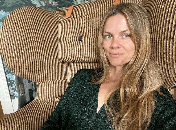 Decker, de 35 años, también es una conocida modelo que se ha robado el cariño de sus fans con sus fotografías en redes sociales, en las que deja ver sus aventuras y tiernos momentos acompañada de sus dos hijos y esposo.