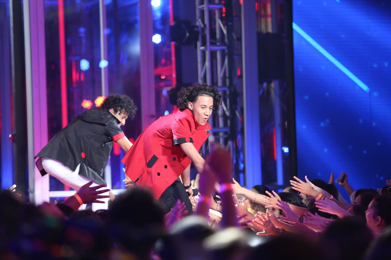 La música corre por las venas de estos hermanos dominicanos que audicionaron en Los Ángeles. En la segunda fase, los jueces los separaron y ahora es Richard quien cumple el sueño por los dos.