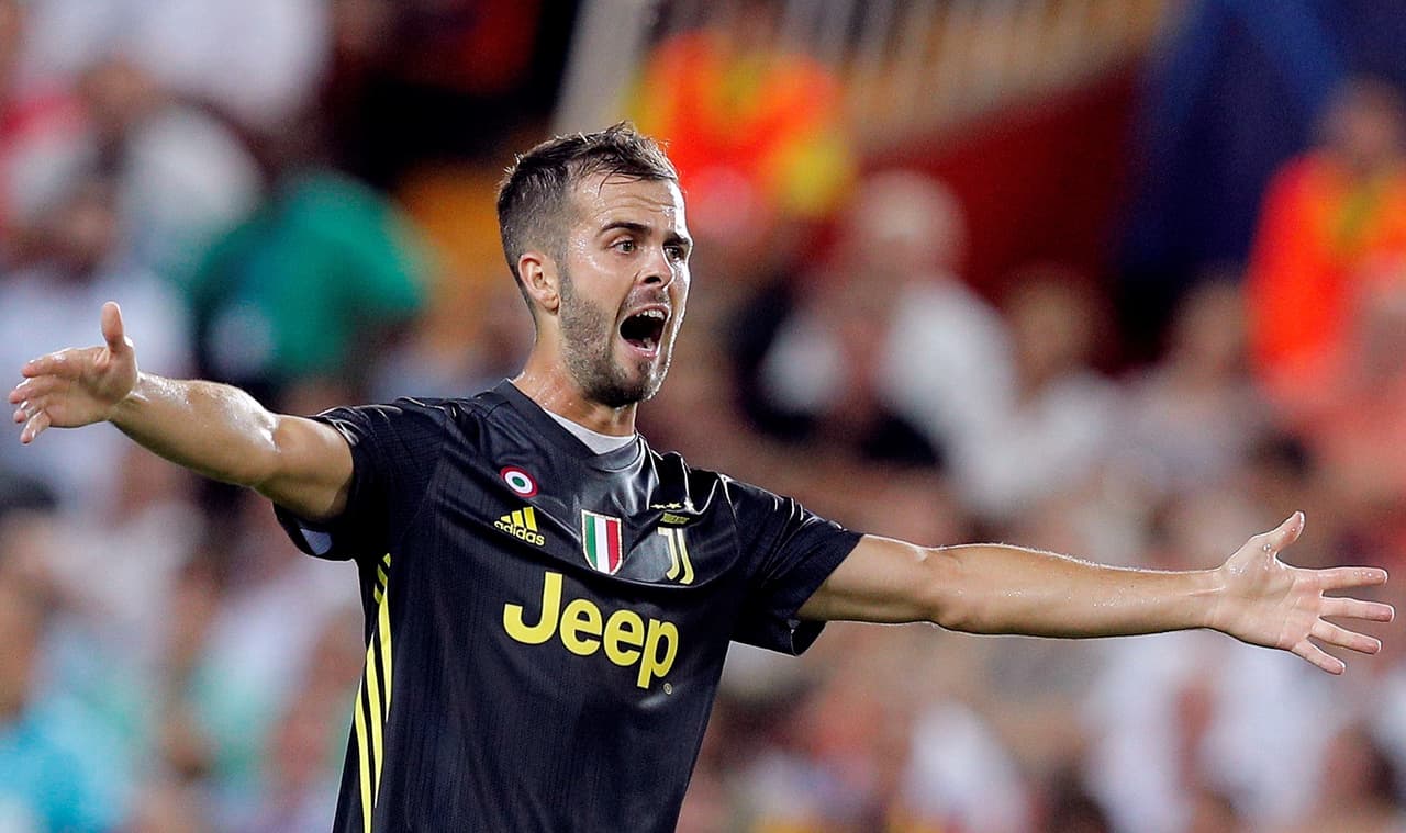 Miralem Pjanic se encargó de cobrar desde los doce pasos con el pie bien abierto al palo izquierdo de Neto.