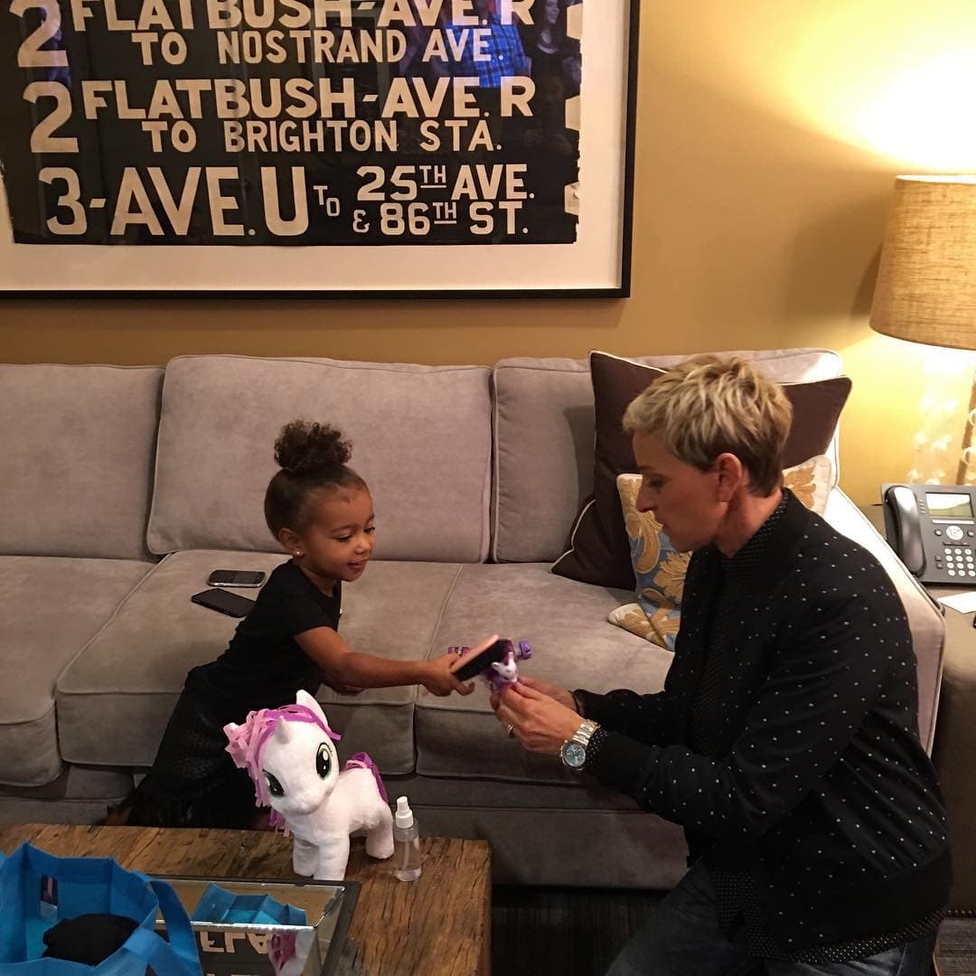 Kim Kardashian capturó el momento en el que encontró a su hijita y a Ellen DeGeneres jugando.