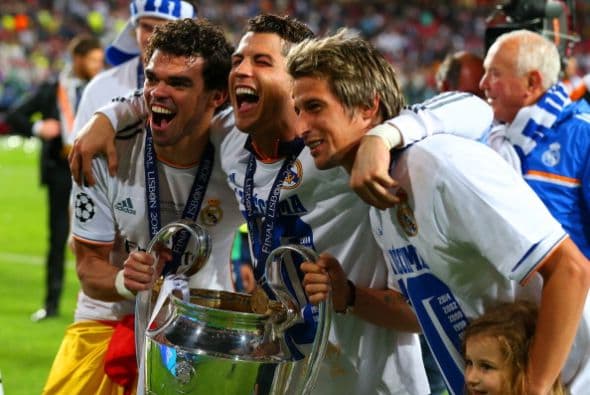 Los protugueses del Madrid celebran la Champions en su tierra.