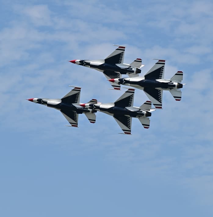 El cielo azul, las formaciones aéreas y el reflejo en el lago crean postales memorables cada agosto.
<br>
<br>