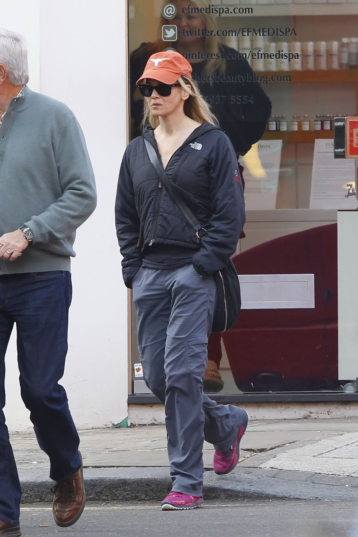 La rubia actriz está paseando en Londres.