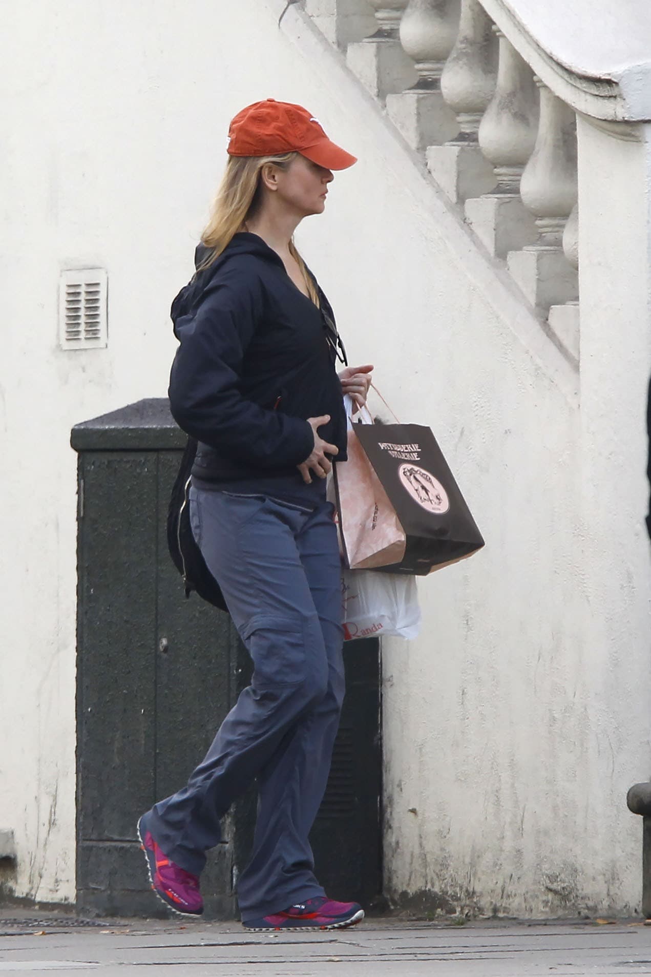 Regresó con unas cuantas compras.