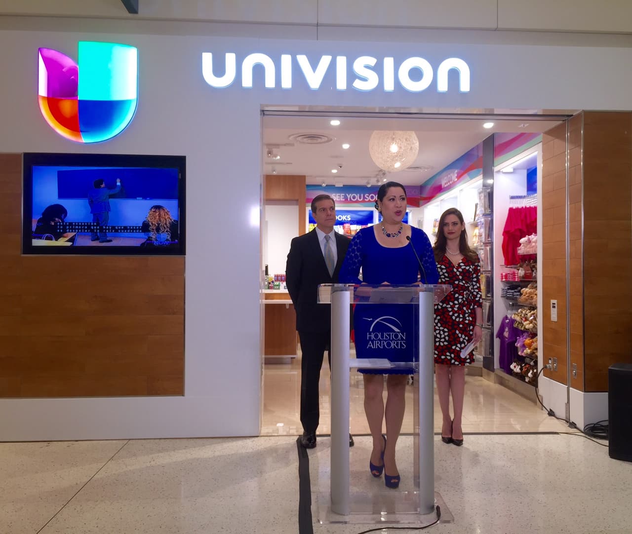 Laura Murillo, presidenta de la Cámara de Comercio Hispana del Área de Houston, se dirigió a los invitados al acto inaugural de la tienda Univisión en el aeropuerto George Bush