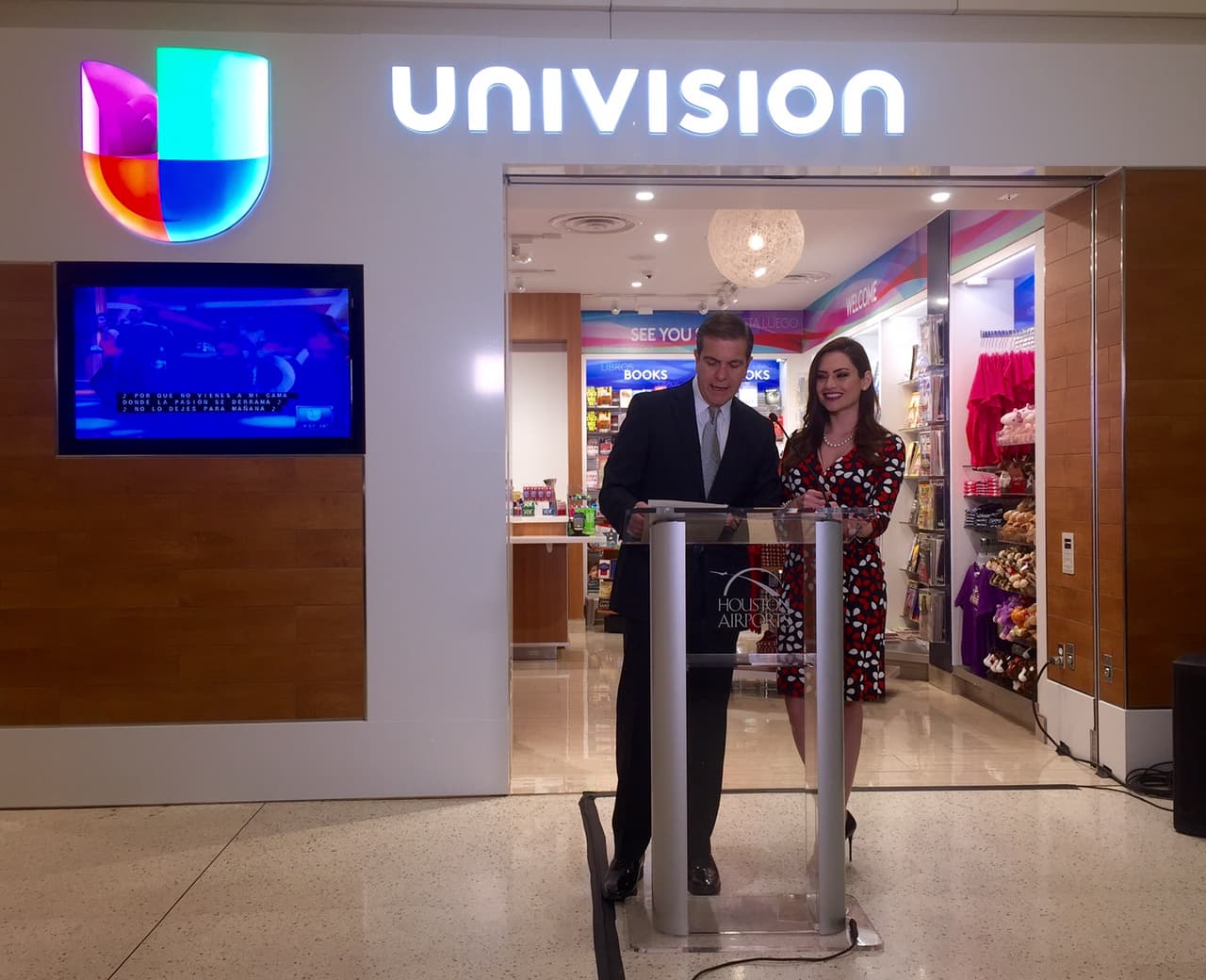 Michelle Galván y Raúl Peimbert fueron los maestros de ceremonias en el acto inaugural