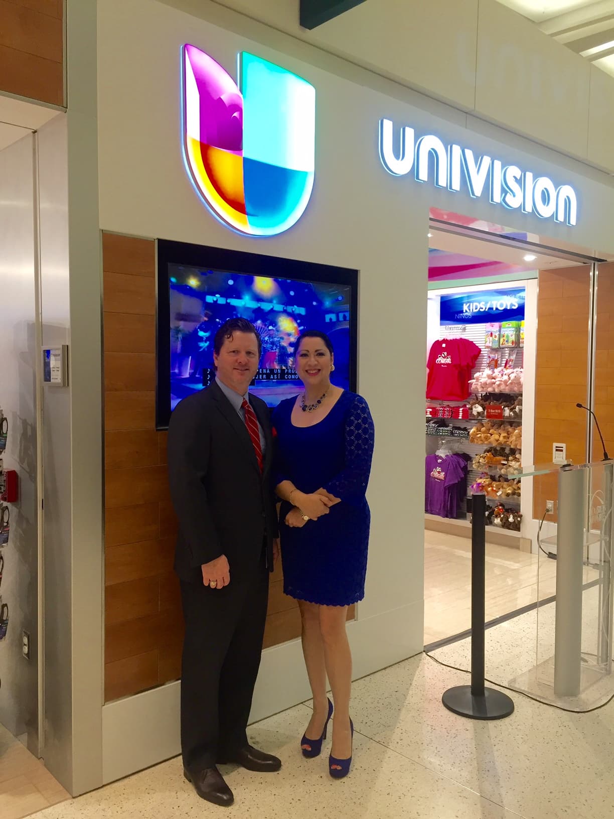 David Loving, gerente general de Univisión Houston, y Laura Murillo, presidenta de la Cámara de Comercio Hispana del Área de Houston (HHCC)