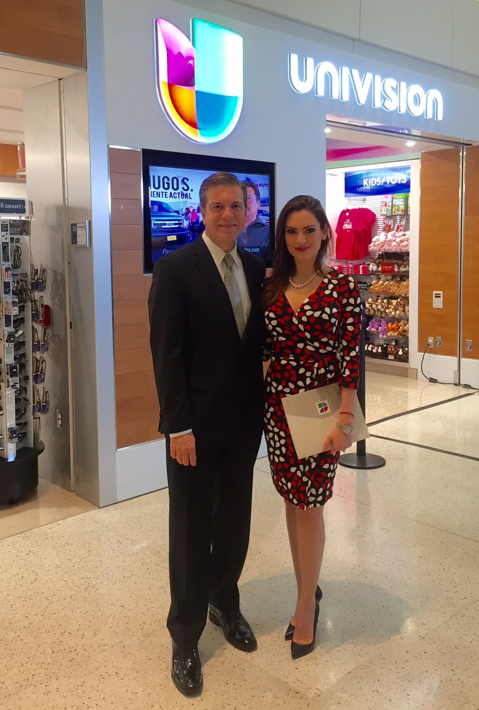Michelle Galván y Raúl Peimbert fueron los maestros de ceremonias en el acto inaugural