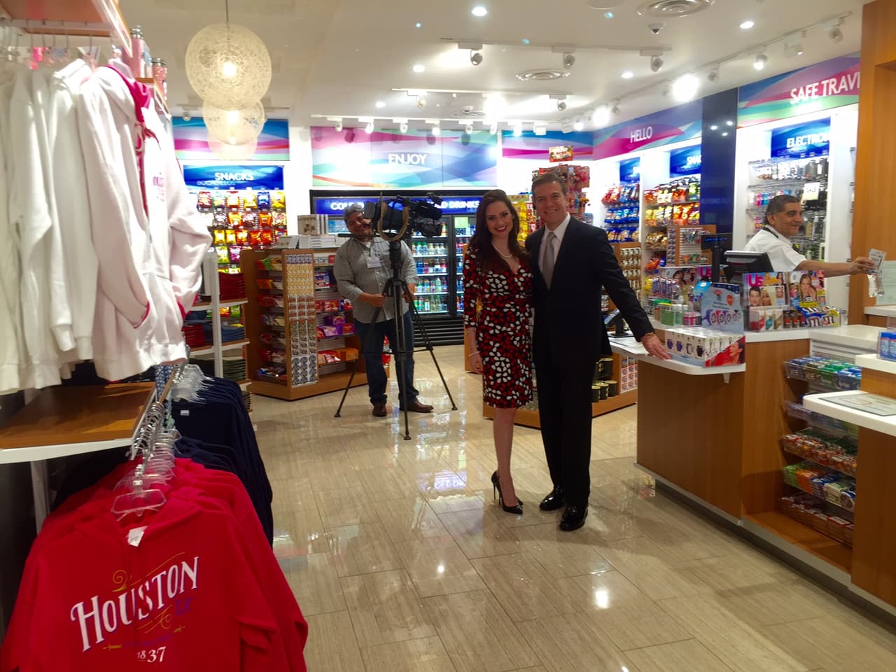 Michelle Galván y Raúl Peimbert adentro de la recién abierta tienda de Univisión en el aeropuerto George Bush