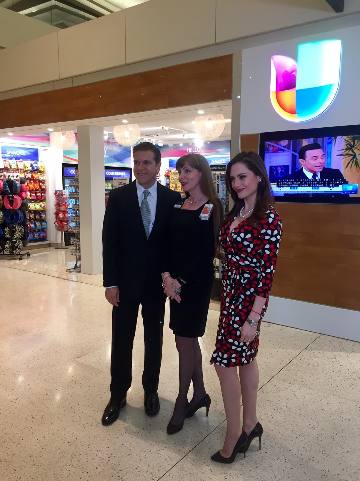 Michelle Galván y Raúl Peimbert junto a una de las invitadas al acto inaugural