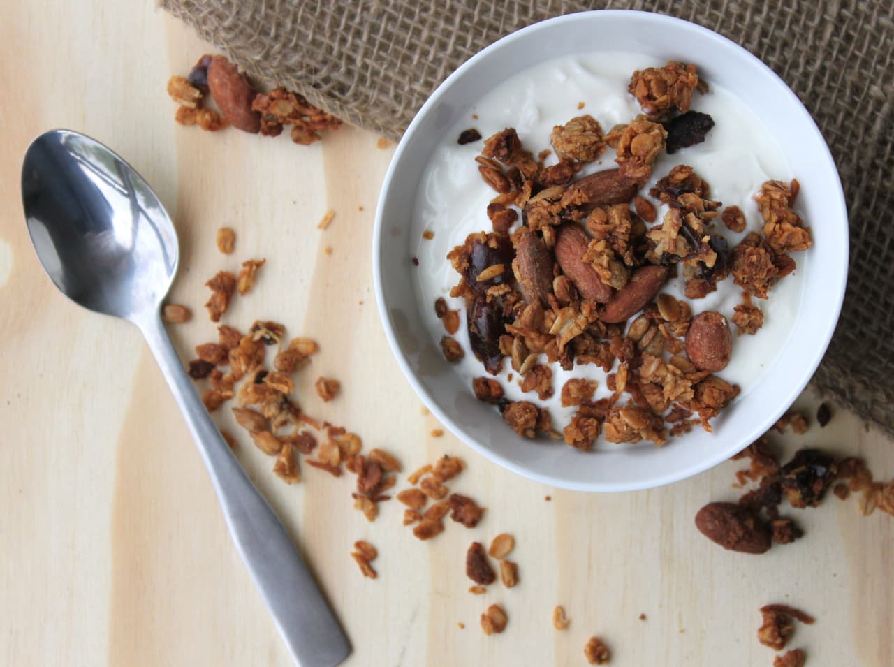 Granola con dátil y almendras, un desayuno con alto valor energético.
