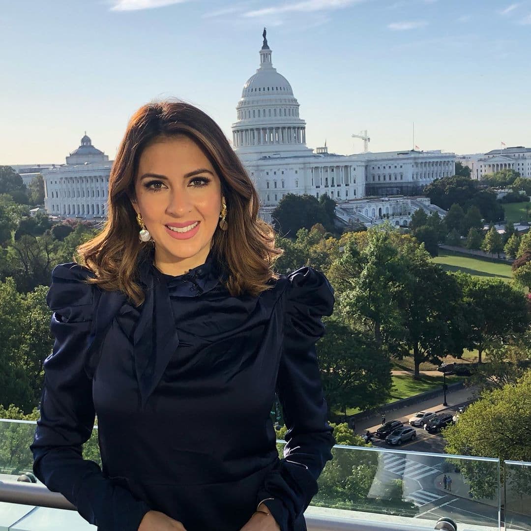 Maity Interiano se viste para cada ocasión y aquí la vemos cubriendo una ceremonia para Despierta América por lo que lució un look formal pero con las últimas tendencias: amarres al cuello y mangas aglobadas.