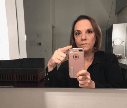 Fuera de los foros y a sus 63 años, Denise luce más joven y con un peinado muy distinto.