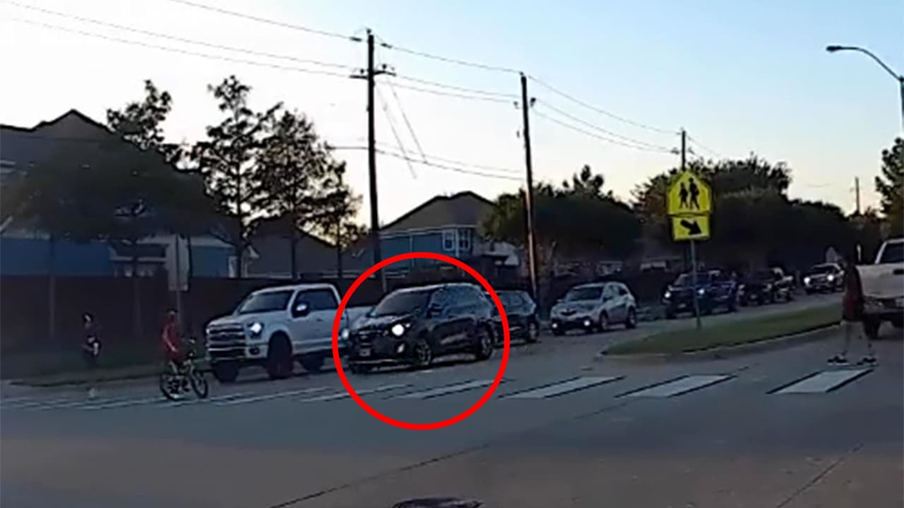 Camioneta golpea a niño mientras iba en bicicleta; tuvo heridas leves