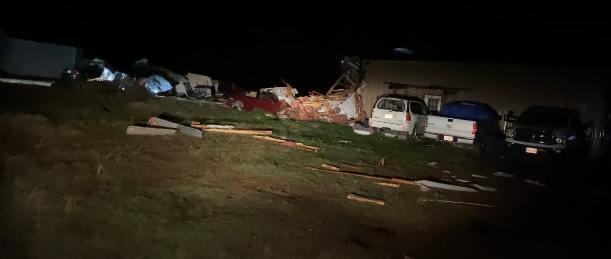 Dos casas móbiles volaron por los cielos, una impactó encima de otra. La segunda según personas en el area no ha aparecido.