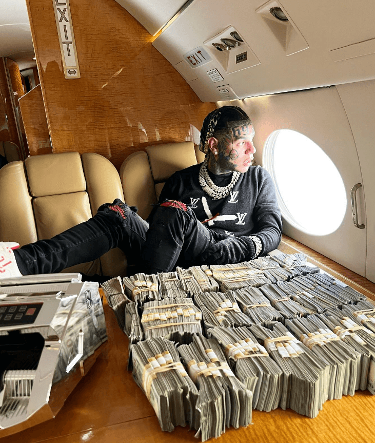 El rapero con raíces mexicanas comentó en una publicación de Emmanuel Gazmey donde asevera que 
<b>no aporta dinero </b>para los gastos de la bebé de tres meses.
<br>