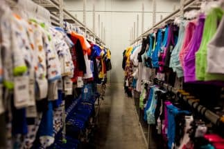 Vestuario para niños en una de las salas del centro de detención familiar de ICE en Karnes City, Texas.