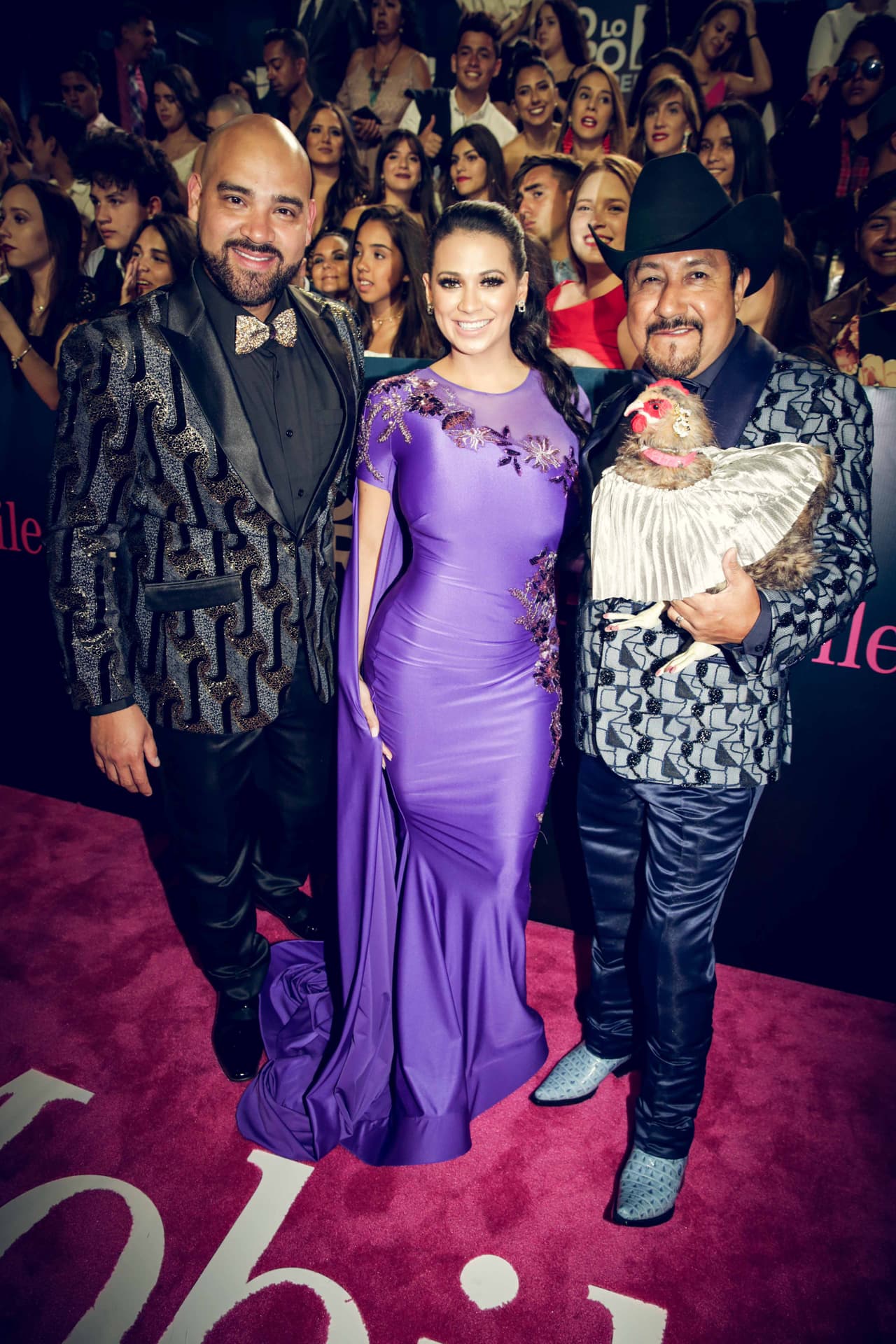 Muy elegantes llegaron Raúl 'El Pelón', Carlita Medrano y Andrés Maldonado; mejor conocidos como El Bueno, La Mala y El Feo.