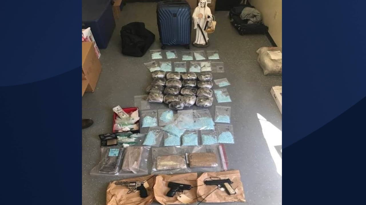 De acuerdo con el comunicado de prensa, la policía de Glendale presentó una orden de allanamiento en 
<b>una casa cerca de la Avenida 75 y Thomas Road en Phoenix la mañana del 19 de agosto. </b>
<br>