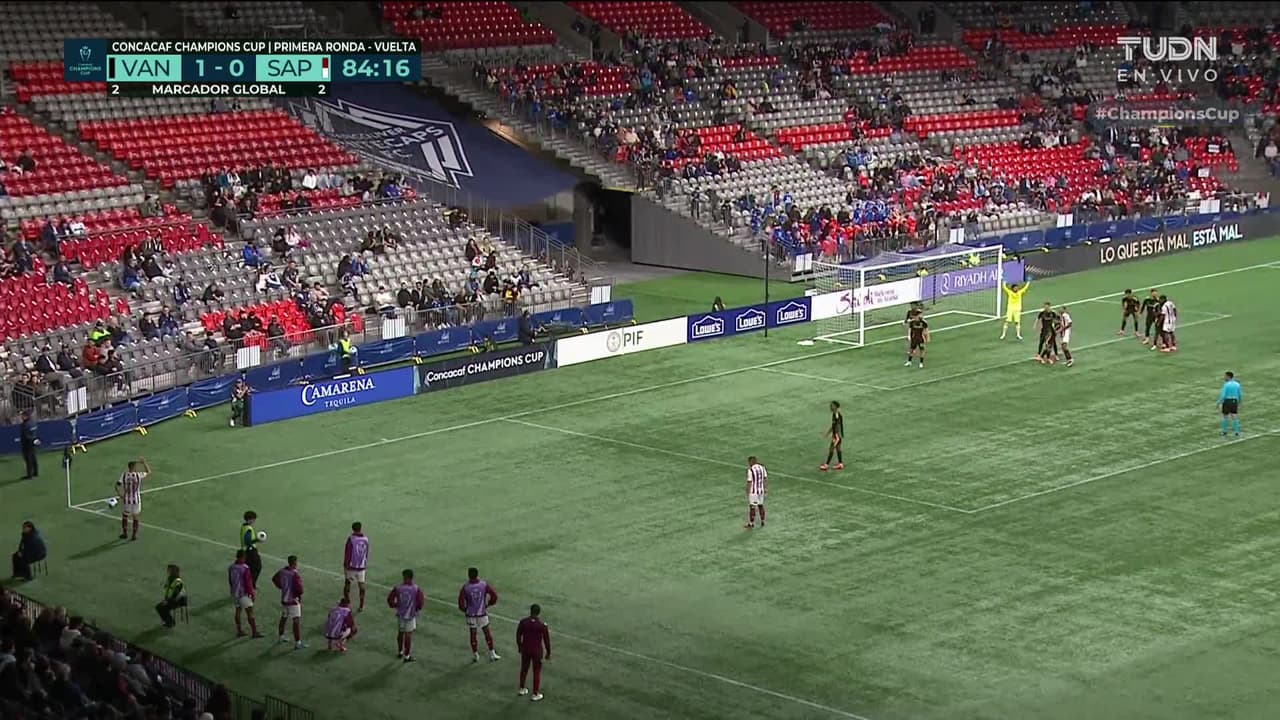 ¡CERCA! Kendall Waston disparó que se estrella en el poste.