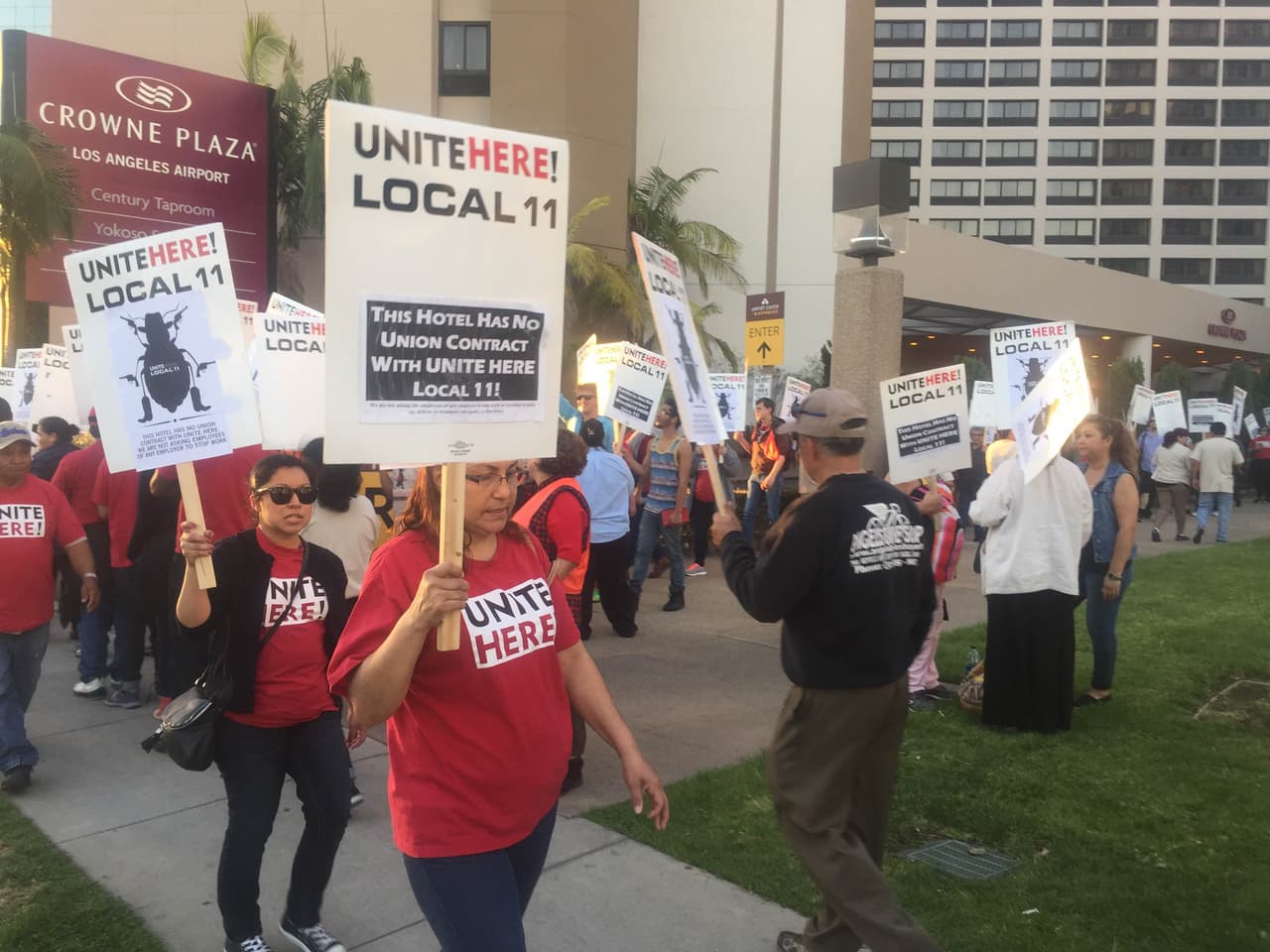 Alrededor de 300 personas se manifestaron afuera del hotel.