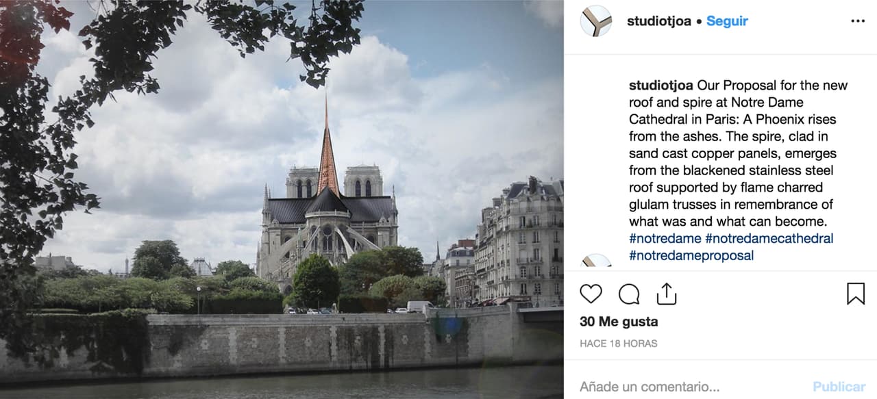 <b>El techo y la aguja de la catedral resucitan fabricadas en materiales metálicos.</b> “Un Fénix se levanta de las cenizas. El capitel, revestido en paneles de cobre fundido en arena, emerge del techo de acero inoxidable ennegrecido, sostenido por vigas de glulam carbonizadas en recuerdo de lo que era y lo que puede llegar a ser”,
<a href="https://www.instagram.com/p/BxIqxLlJCVL/?utm_source=ig_web_copy_link"> <u>se lee junto a la fotografía publicada en la cuenta de instagram</u></a>
<u> </u>de la oficina de arquitectura 
<a href="https://www.studiotjoa.com/" target="_blank">StudioTJOA. </a>