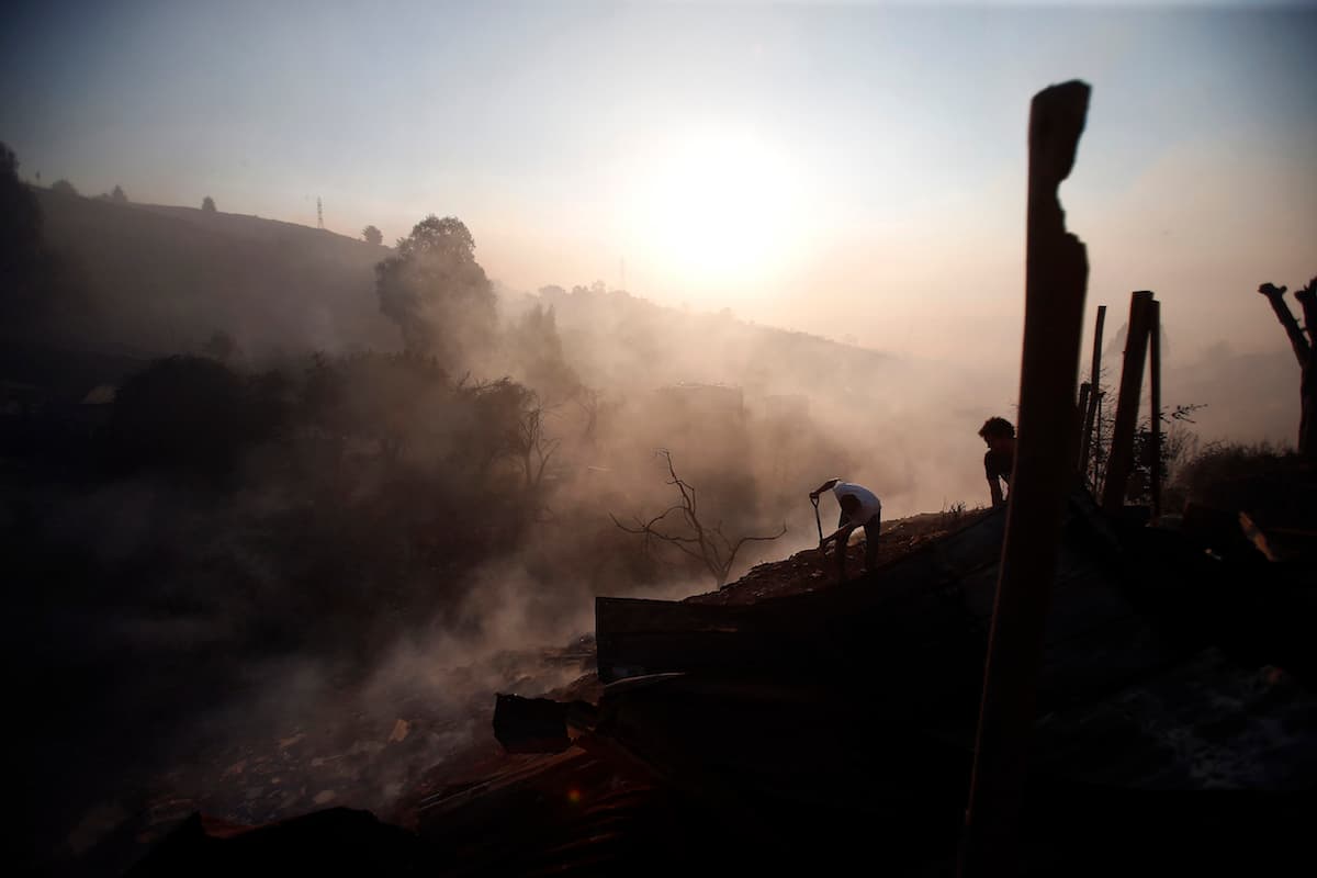 El fuego fue alimentado por ráfagas de viento de hasta 37.5 millas por hora (60 kilómetros por hora), la poca humedad y las altas temperaturas.