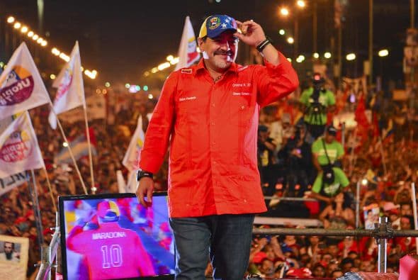 Entre lágrimas después de ver en pantallas gigantes las imágenes del acto que Chávez protagonizó hace seis meses bajo una intensa lluvia en la céntrica avenida Bolívar, el de hoy se convirtió en un acto de compromiso con quien fue ungido como su sucesor por el fallecido gobernante.