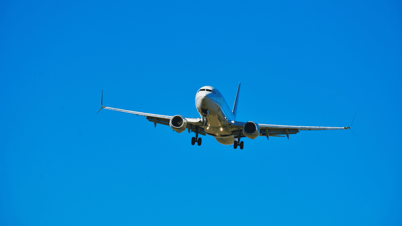 <h2 class="cms-H2-H2">A falta de</h2>
<h2 class="cms-H2-H2"> REAL ID, puedes mostrar:</h2>
<br>
<br>- Un pasaporte
<br>- Una tarjeta de pasaporte
<br>- Una tarjeta TWIC
<br>- Una licencia de conducir llamada “enhanced drivers licenses” cuando se cruza a Estados Unidos por tierra y vehículo. 
<br>- Green Card
<br>- Tarjetas de DHS como Global Entry, NEXUS, SENTRI, FAST
<br>- HSPD-12 PIV card
<br>- Border Crossing Card (visa de turista o negocios, en forma de tarjeta)
<br>- Licencia de conducir de Canadá
<br>- U.S. Citizenship and Immigration Services Employment Authorization Card (I-766)
<br>- U.S. Merchant Mariner Credential
<br>- Veteran Health Identification Card (VHIC)