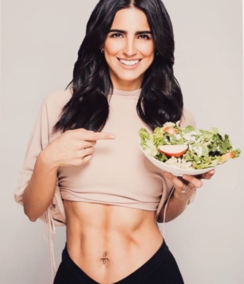 "Gracias a todas las mujeres que se acercan a mí diciéndome que las motivo a llevar una vida más sana, lo hago con todo mi cariño y me da gusto sobrepasar tanto y llegar a sus vidas en el lado más positivo. Aquí con mi ensalada favorita", es alguno de los tips que comparte Bárbara además de recetas de cocina y rutinas de ejercicio.