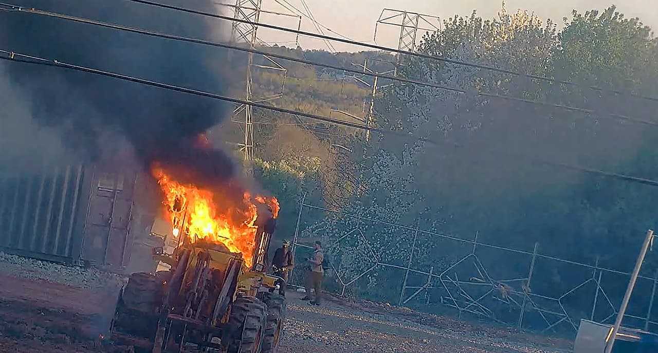 La maquinaria de construcción fue incendiada.