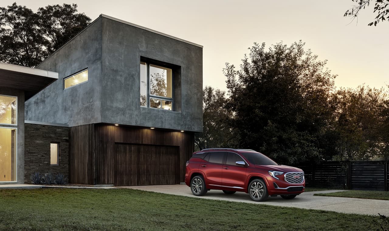 La GMC Terrain posee faros con LED al frente, algunas luces para uso diurno tanto adelante como atrás. En cuanto a sus llantas, son de 17 pulgadas, aunque pueden elegirse de 18 en las versiones SL y SLE.