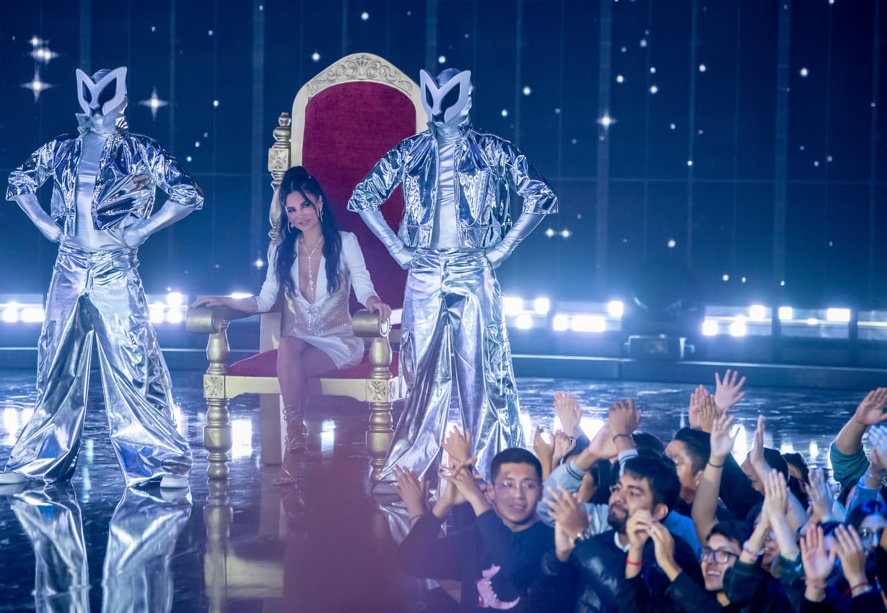 Un gran ambiente se vivió en la tercera emisión de ¿Quién Es La Máscara? 2024 y sorprendió la presentación de los investigadores. Nuestra querida Martha Higareda apareció sentada en el trono de reina y flanqueada por dos bailarines.