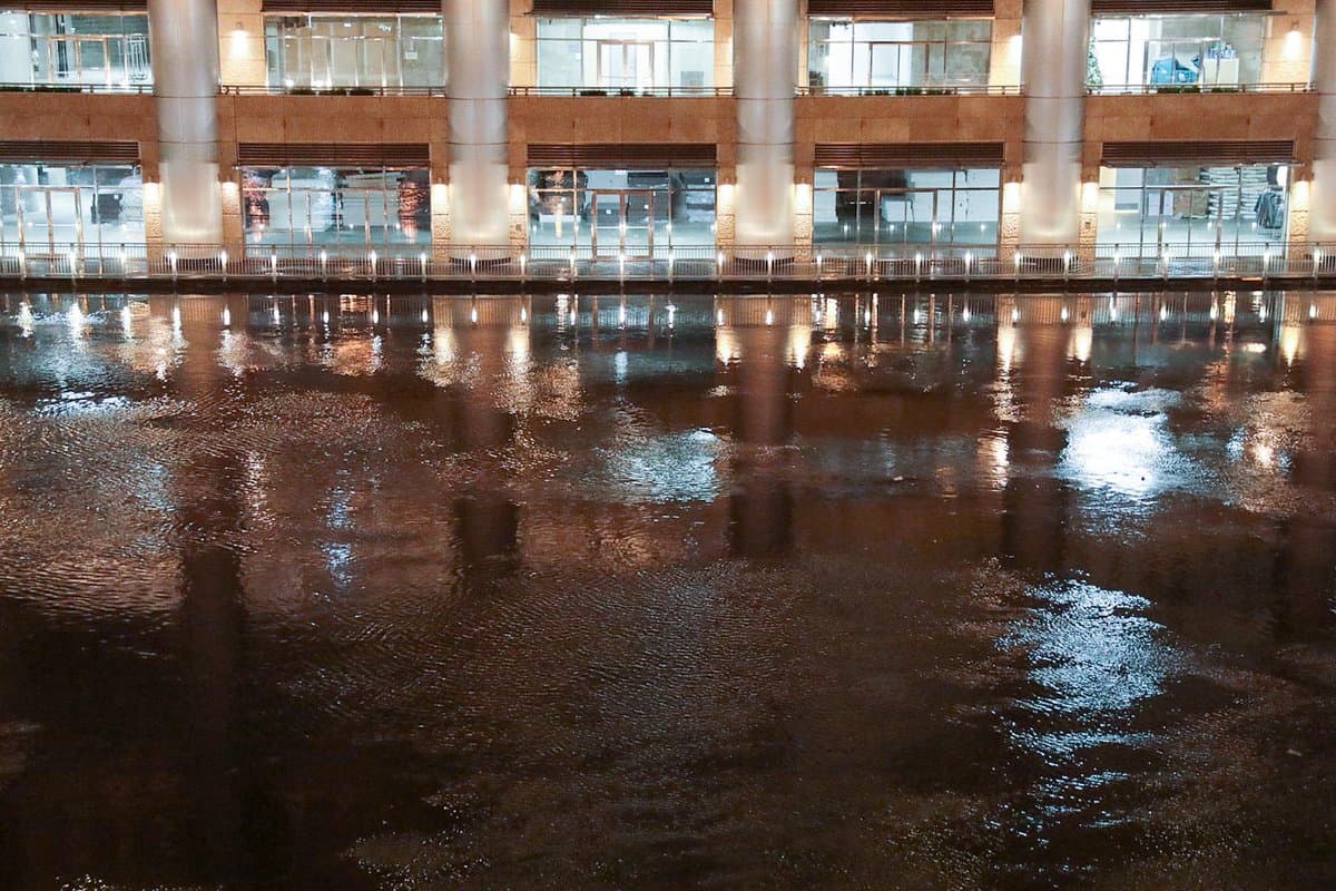 Las tormentas eléctricas se extendieron por el área comenzando durante el día del domingo, con fuertes 
<a href="https://www.univision.com/local/chicago-wgbo/en-fotos-asi-fueron-las-inundaciones-tras-las-tormentas-severas-de-anoche-en-varias-areas-de-illinois-fotos-1" target="_blank">aguaceros y vientos dañinos</a>. Esta foto muestra el río Chicago inundado en el centro de la ciuada la noche anterior. Segun el usuario de Twitter que nos compartió las imágenes, el rió estaba fluyendo en dirección opuesta. El domingo por la noche también se emitió una 
<b>advertencia de inundación repentina</b> para partes del noreste de Illinois y el noroeste de Indiana. En Illinois, la advertencia estaba vigente para los condados de Lake, Will, Kankakee, 
<a href="https://www.univision.com/local/chicago-wgbo/las-fuertes-lluvias-provocan-inundaciones-en-el-condado-de-dupage-video" target="_blank">DuPage</a> y Cook.