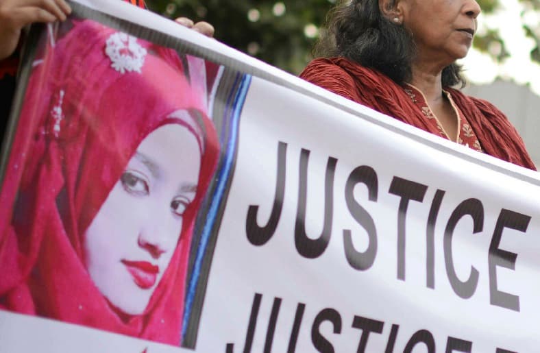 Queman viva a una estudiante de 18 años que denunció al director de la escuela por acoso sexual 