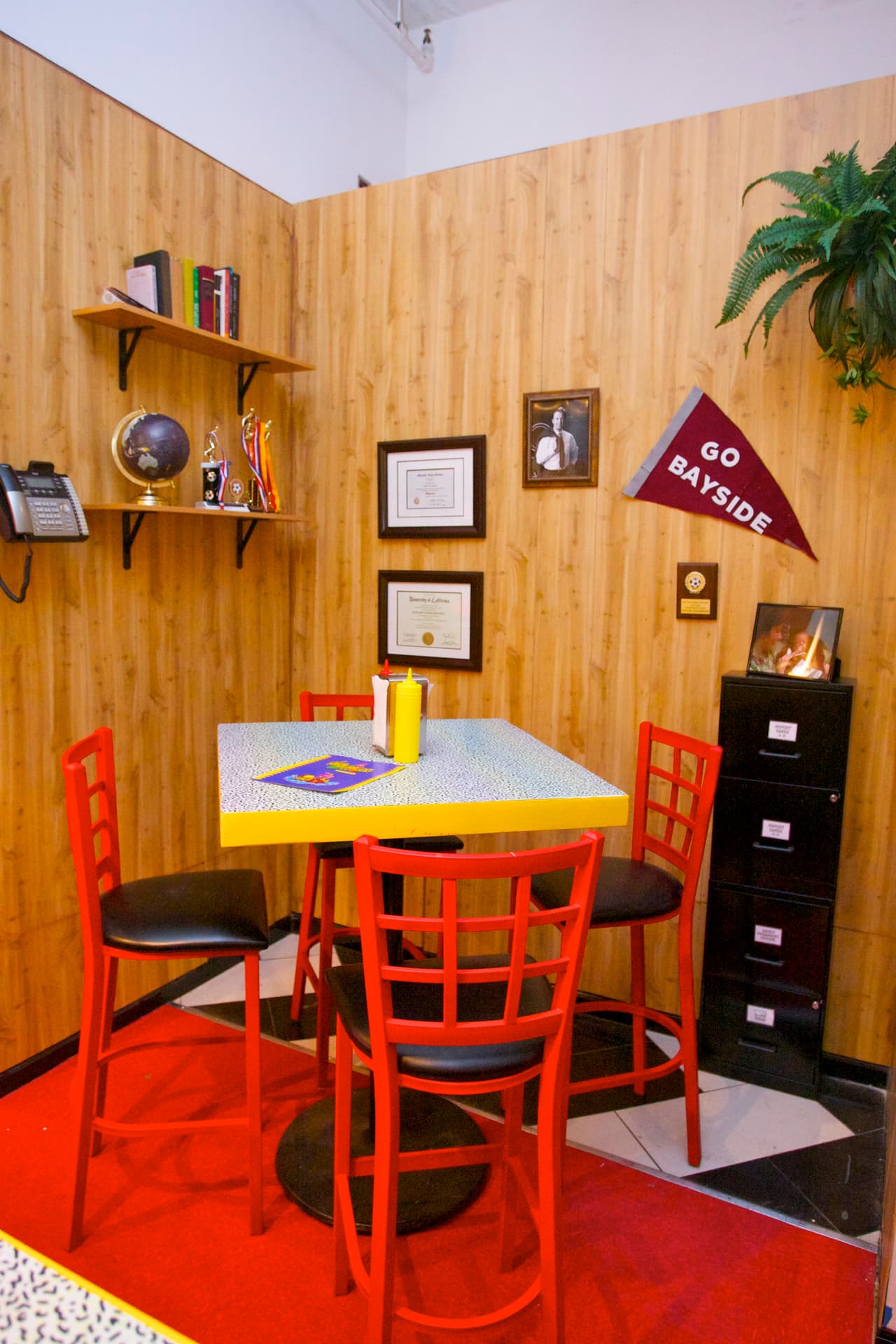 La decoración incluye una réplica de la oficina del director de Bayside High School, Mr. Belding.