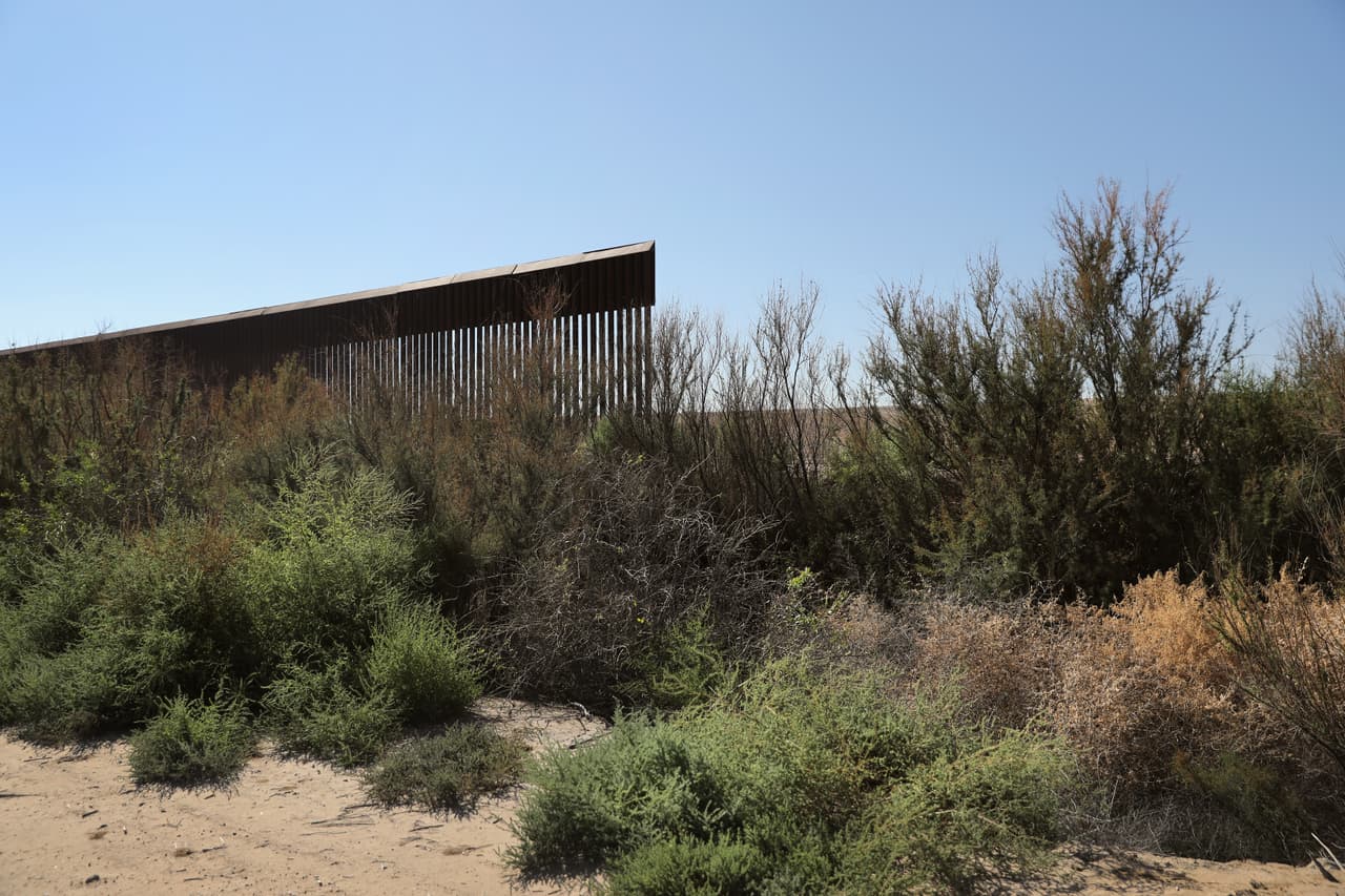 <b>El Paso – Ciudad Juárez. </b>La línea fronteriza cambia de Arizona a Nuevo México en Estados Unidos y de Sonora a Chihuahua en México. Es una zona semidesértica con varias millas sin ninguna barrera fronteriza, hasta llegar a El Paso–Ciudad Juárez, una gran zona urbana dividida por una barrera peatonal que se interrumpe abruptamente cerca de Fort Hancock, Texas. Es el comienzo de la frontera a través del Río Bravo (para los mexicanos) o Río Grande (para los estadounidenses).