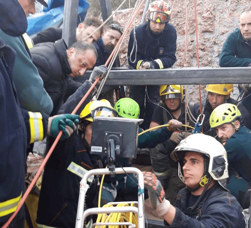 El cuerpo sin vida del pequeño fue encontrado en la madrugada del sábado por los equipos de rescate, cubierto de tierra a más de 230 pies (71 metros) de profundidad. La fotografía muestra el despliegue del equipo que participó en el operativo, conformado por más de 300 personas.